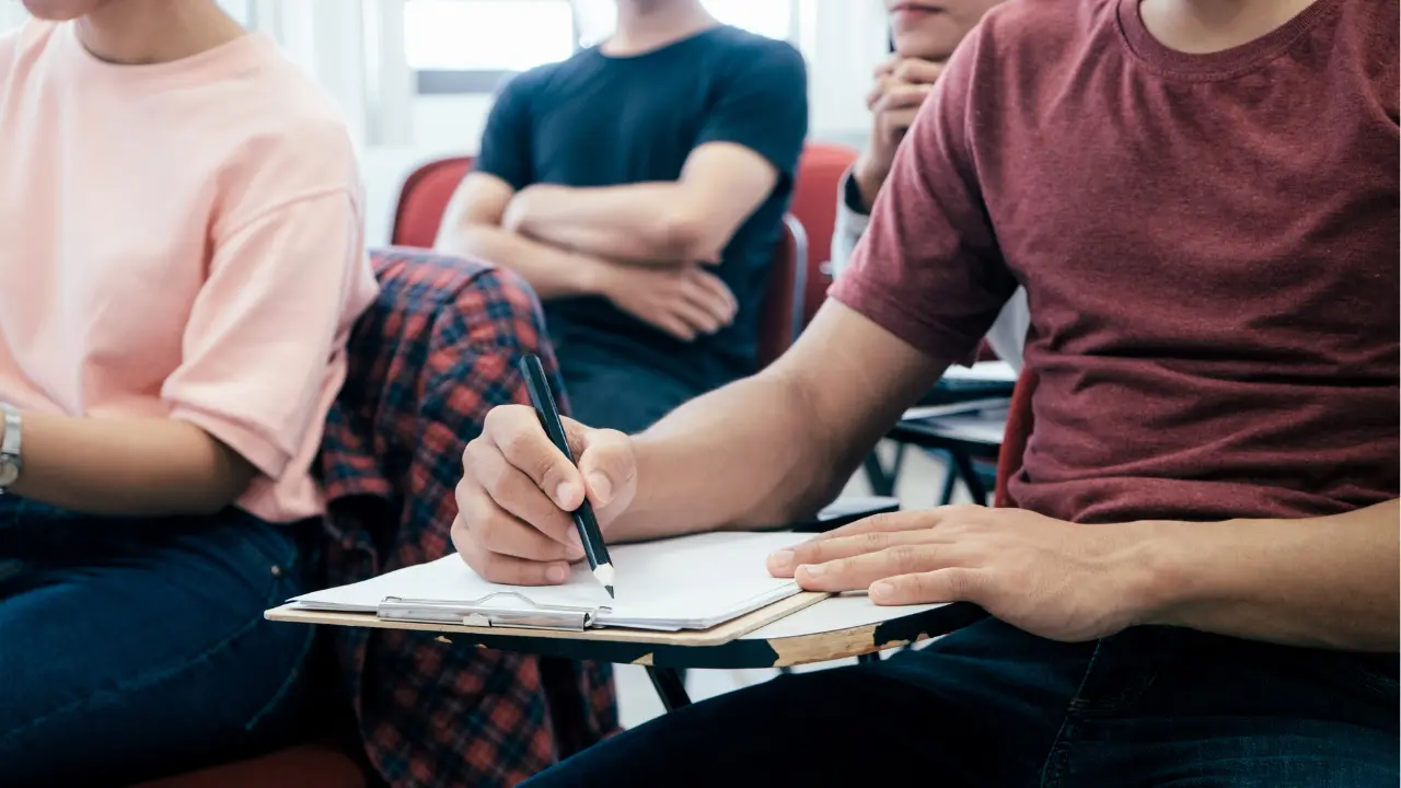 Estudiantes de universidades y tecnológicos del Estado de México podrán concursar por la Beca de Aprovechamiento Académico. Foto: Canva
