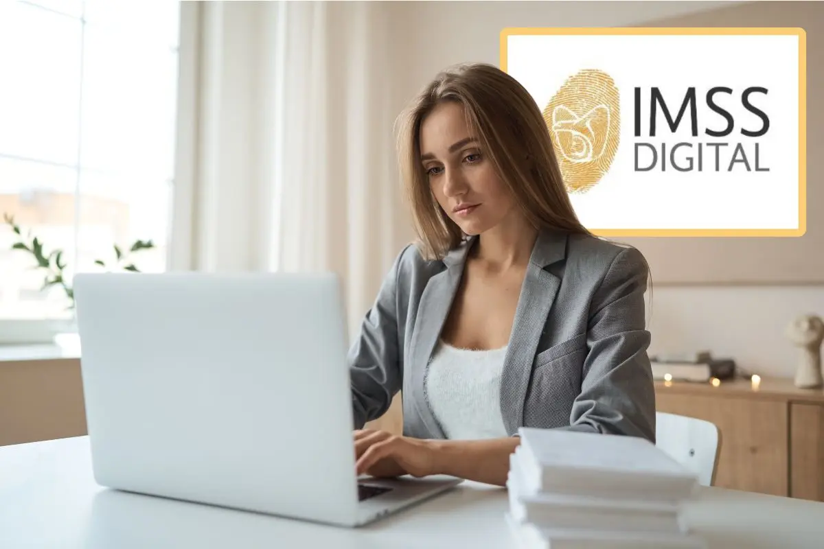 Mujer en computadora ejemplificando el retiro de la pensión digital / Foto: IMSS Coahuila | Canva