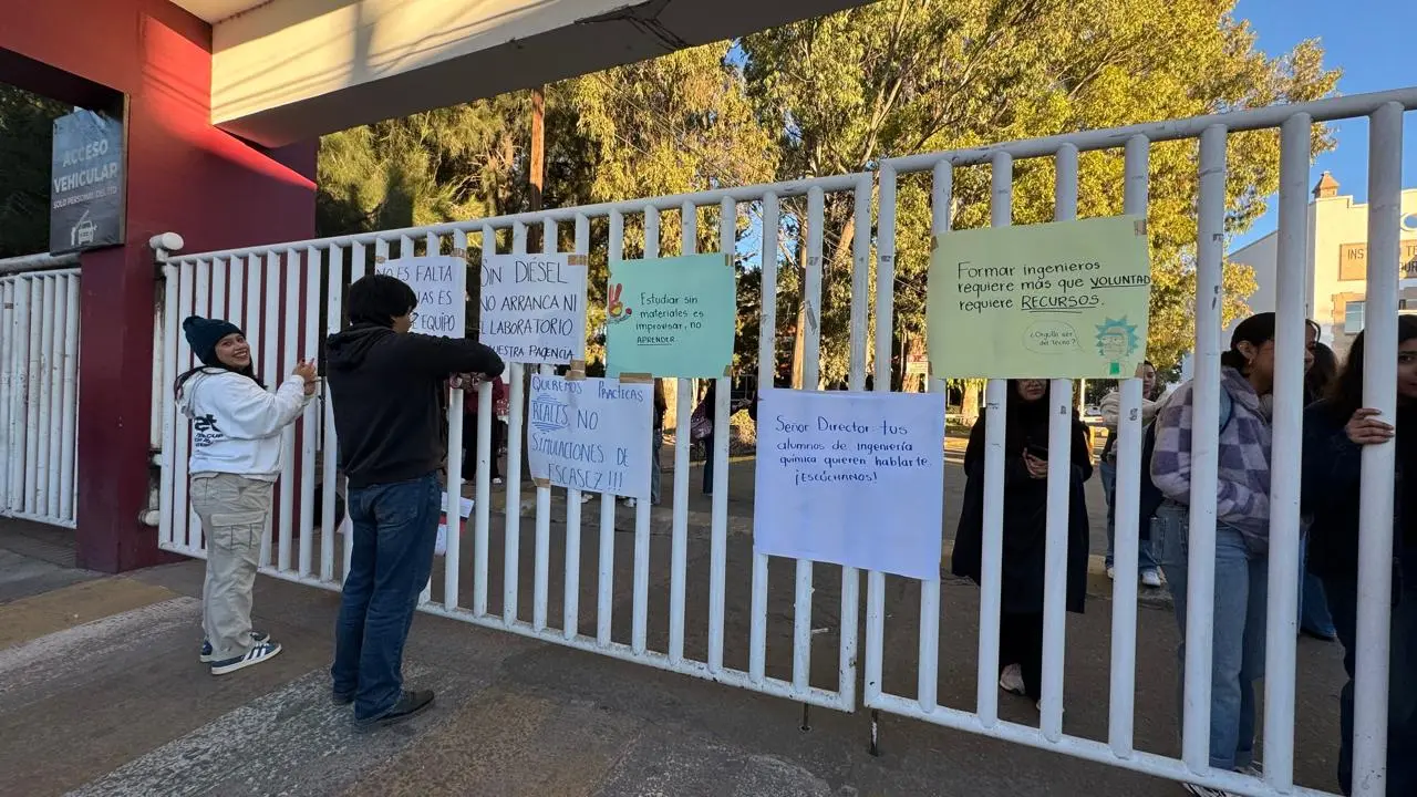 Estudiantes del ITD  piden a sus maestros que se pronuncien de su movimiento. Foto: Especial.