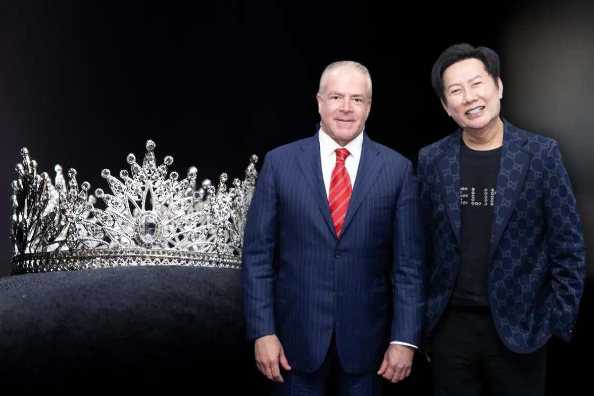 Raúl Rocha y Nawat posando para foto, con una corona de belleza de fondo (Foto: IG @raulrocha777,  @nawat.tv / Canva)