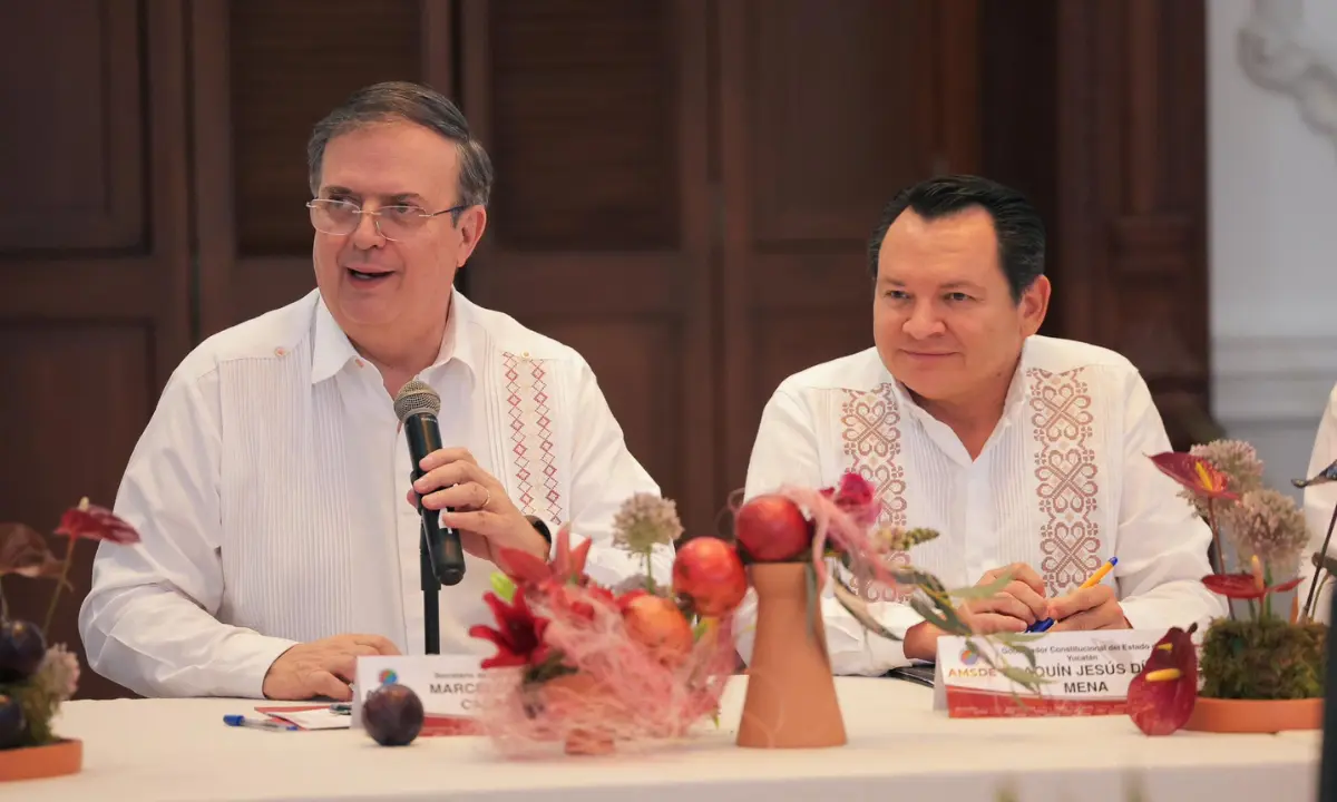 Joaquín Díaz Mena con Marcelo Ebrard en la reunión organizada por la Asociación Mexicana de Secretarios de Desarrollo Económico Foto: Huacho Díaz Mena