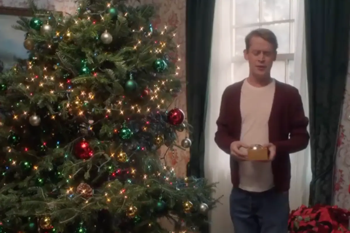 Macaulay Culkin en comercial navideño de Google (Foto: Youtube, Desnudando el marketing / Canva)