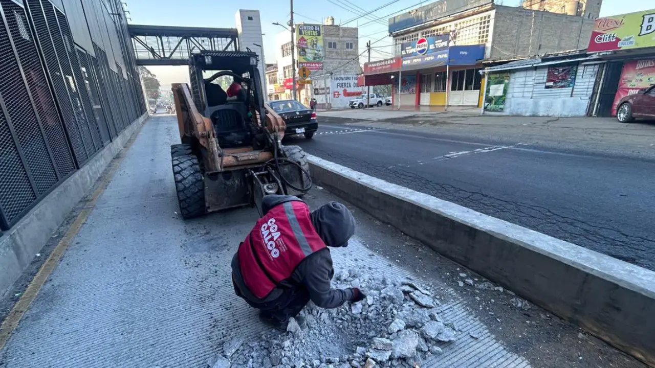 Obras de la Línea 11 del Trolebús Chalco-Santa Martha en la carretera México-Cuautla, donde se retirará un carril para mejorar el flujo vehicular. Foto: X/ @SEMOV_Edomex (Canva)