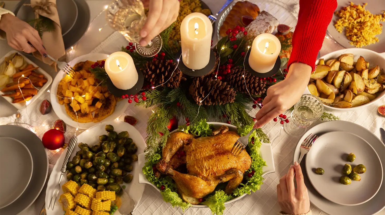 Mesa de nochebuena con platillos tradicionales. Foto: Freepick