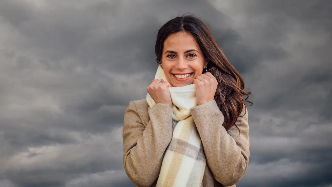 Al fondo, aspecto del cielo nublado que imperará en la región este viernes por los efectos del frente frío número 16.- Fuente Canva