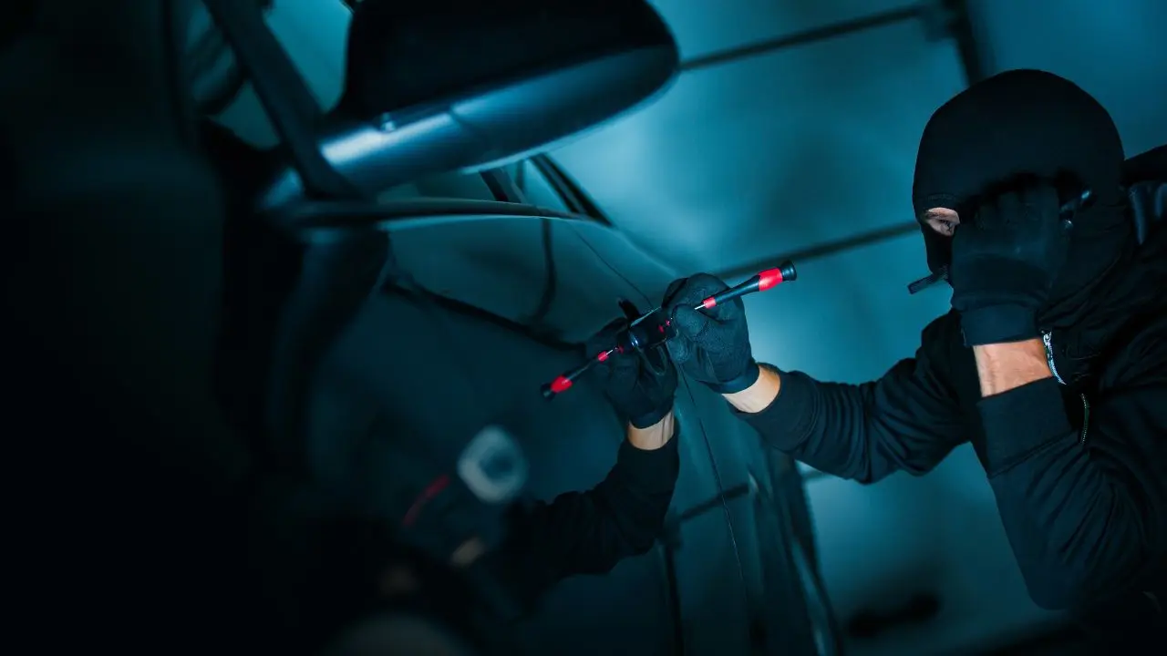 Imagen alusiva a un hombre abriendo un automóvil Foto: Canva