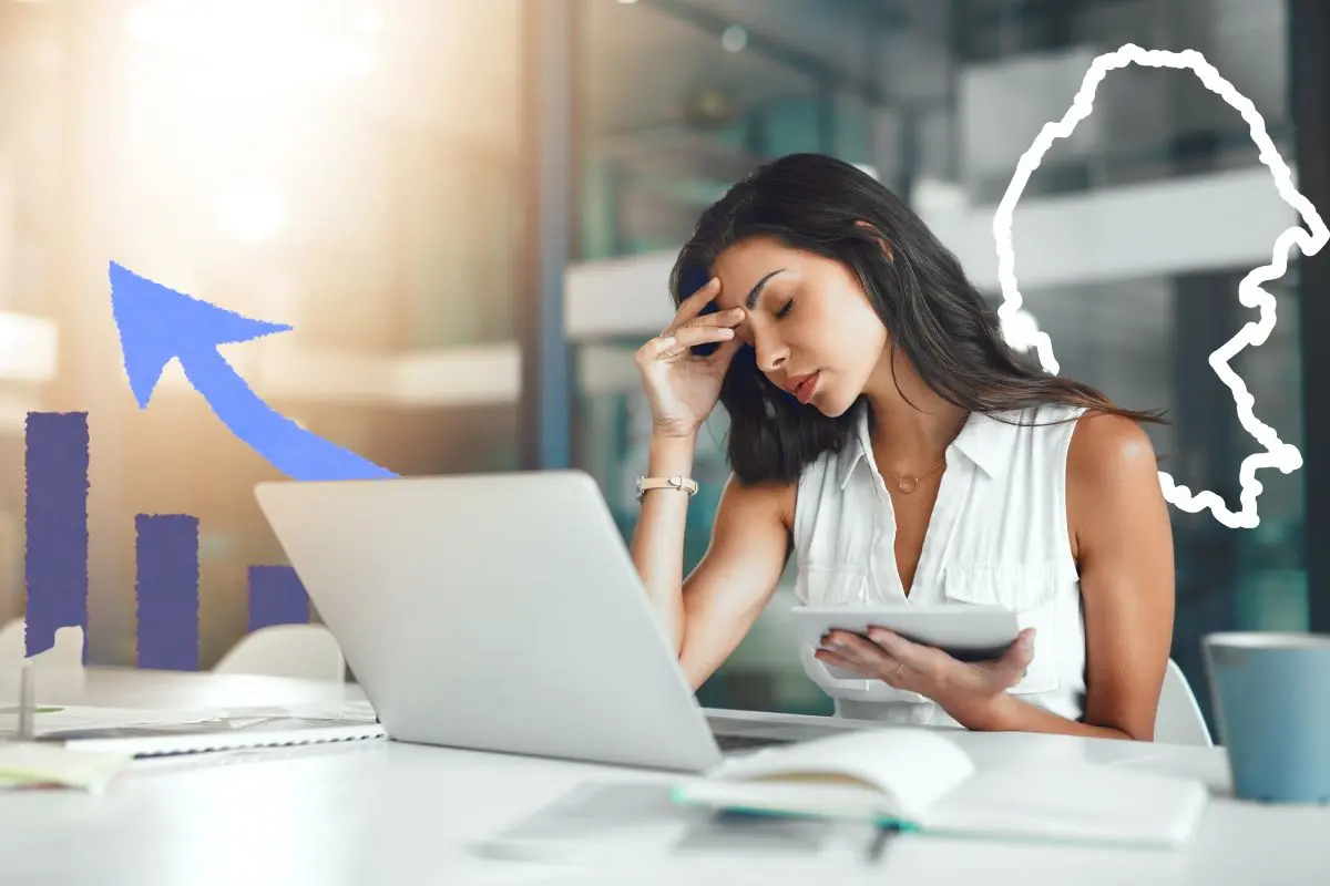 Mujer trabajando ejemplificando la dificultad de la pobreza laboral en Coahuila / Foto: Composición de Canvas