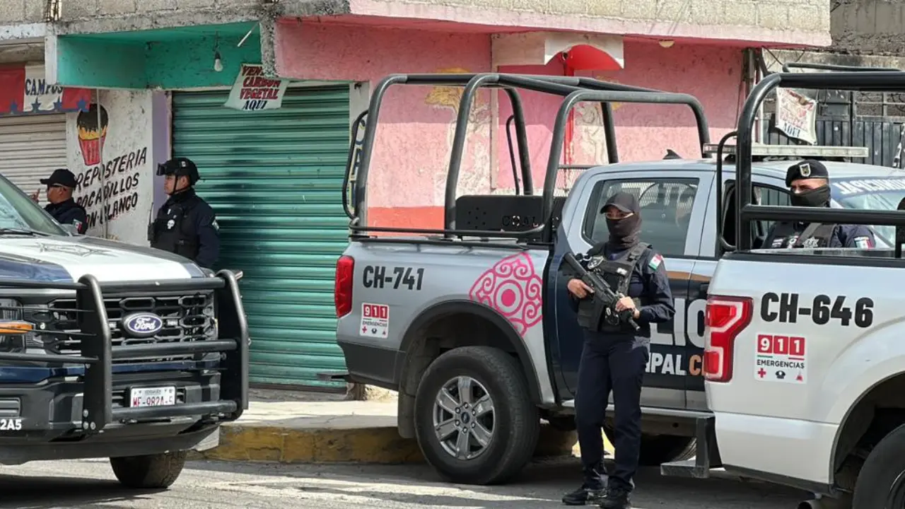 Policía municipal resguarda la zona en la comunidad de Covadonga, Chalco, tras el hallazgo de una bolsa con restos humanos. Foto: Juan Manuel López
