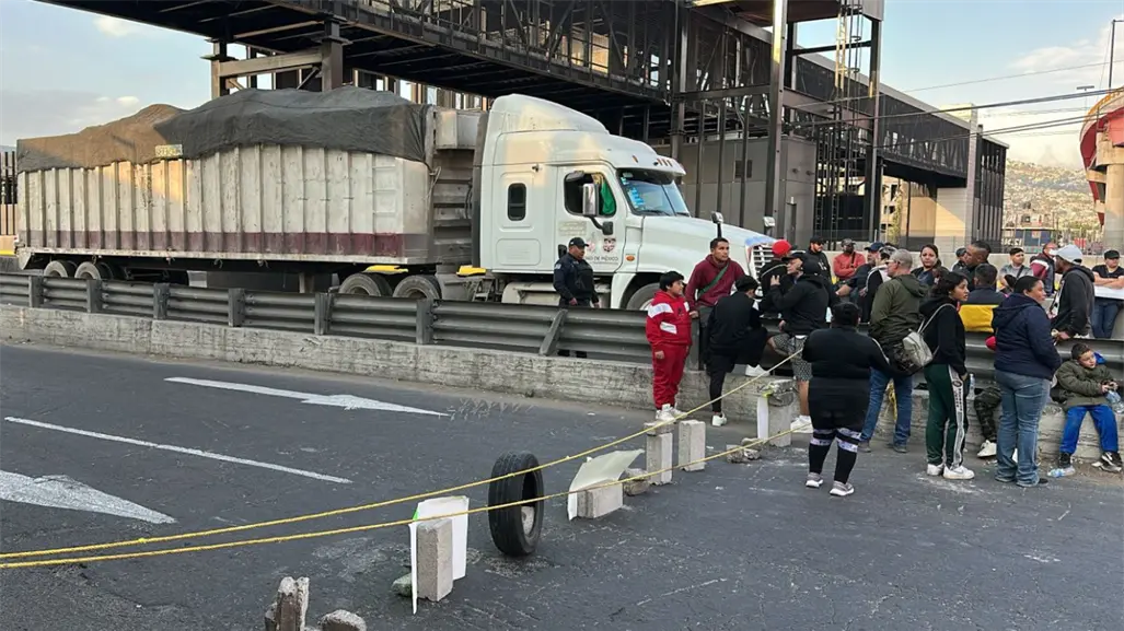 VIDEO | Policías de Valle de Chalco bloquean la México-Puebla por falta de pago