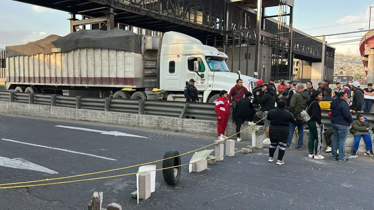 Elementos de la policía de Valle de Chalco con pancartas bloquean los carriles centrales de la autopista México-Puebla. Foto: Juan Manuel López