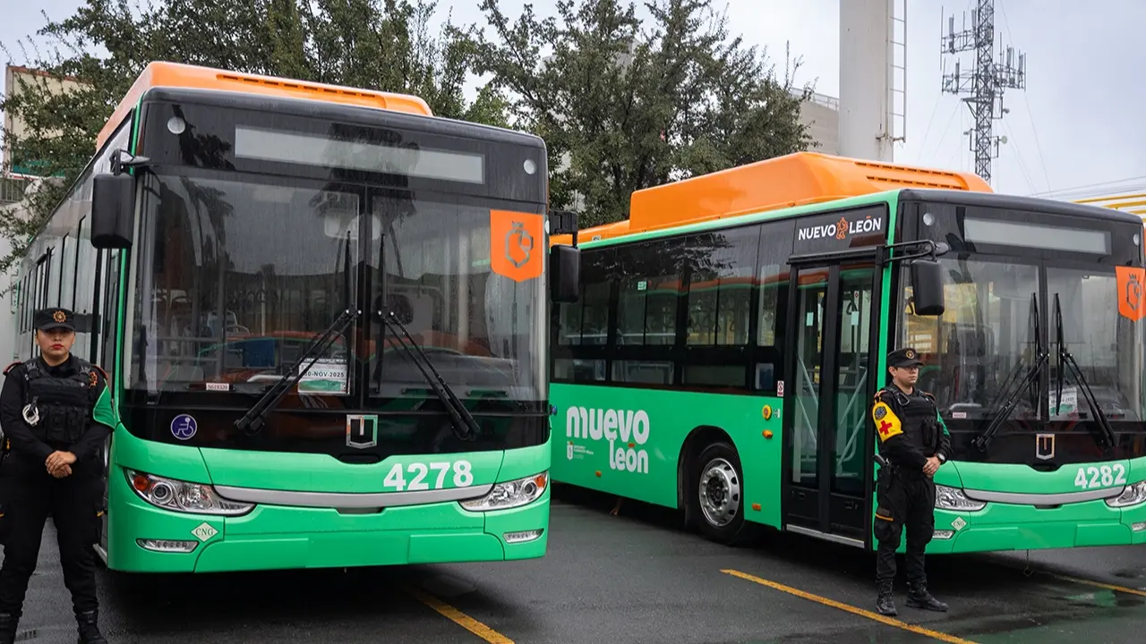 Unidades nuevas de la Ruta 42 Realito, con las cuales se beneficiará a 100 mil usuarios de los municipios de Monterrey y Guadalupe. Foto: Gobierno de Nuevo León