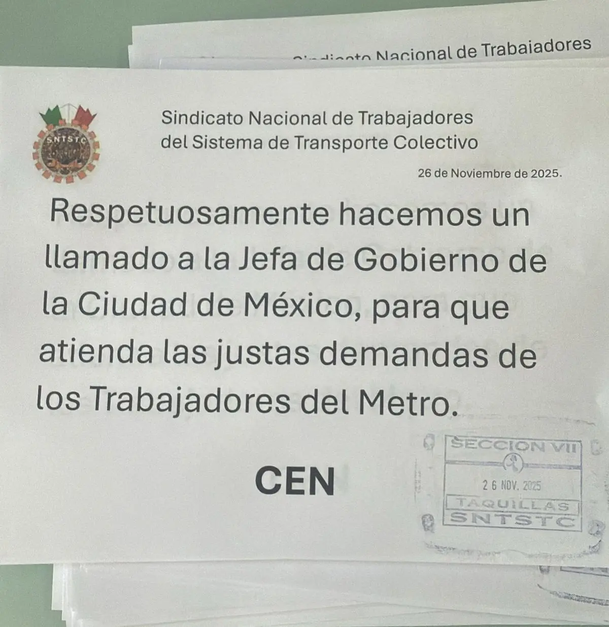 imagen recuadro Se realizó una protesta en la CDMX con cárteles en el Metro. Foto: X @martsandoval