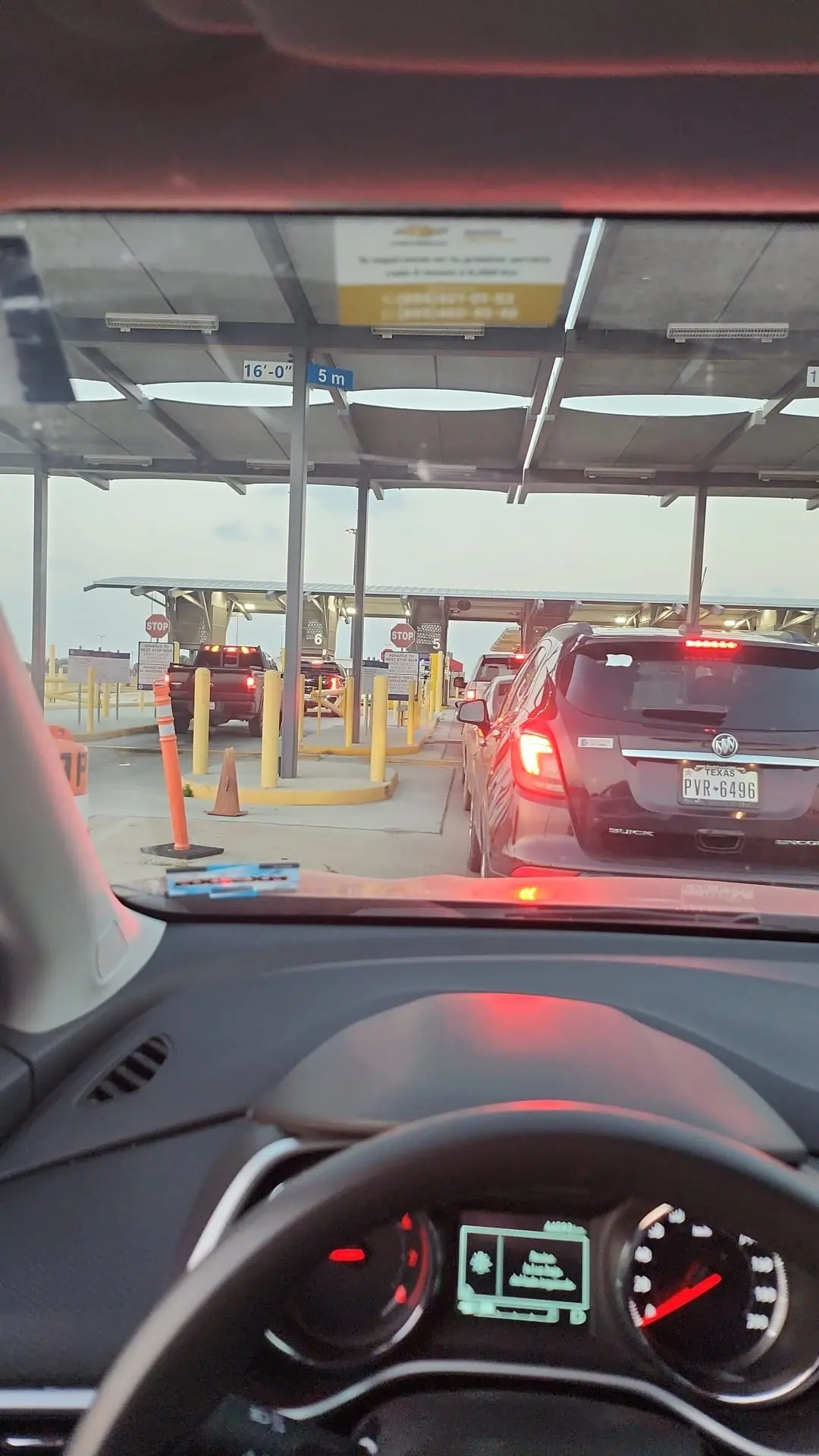 imagen recuadro El Puente Internacional Anzaldúas registra largas filas de vehículos para cruzar a Texas por el Black Friday. Foto: Facebook Puente Internacional Anzaldúas.