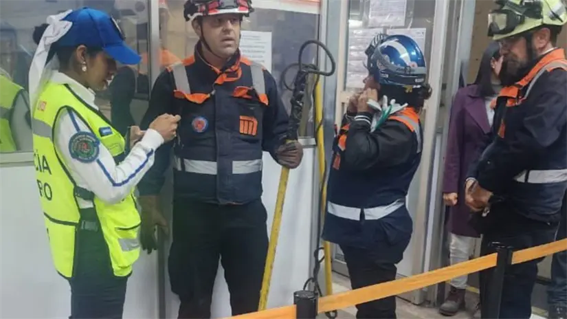 Rescate de canino en CDMX. Foto: Ramón Ramírez  