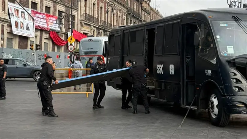 imagen recuadro Retiro de vallas en el Zócalo de CDMX. Foto: Ramón Ramírez