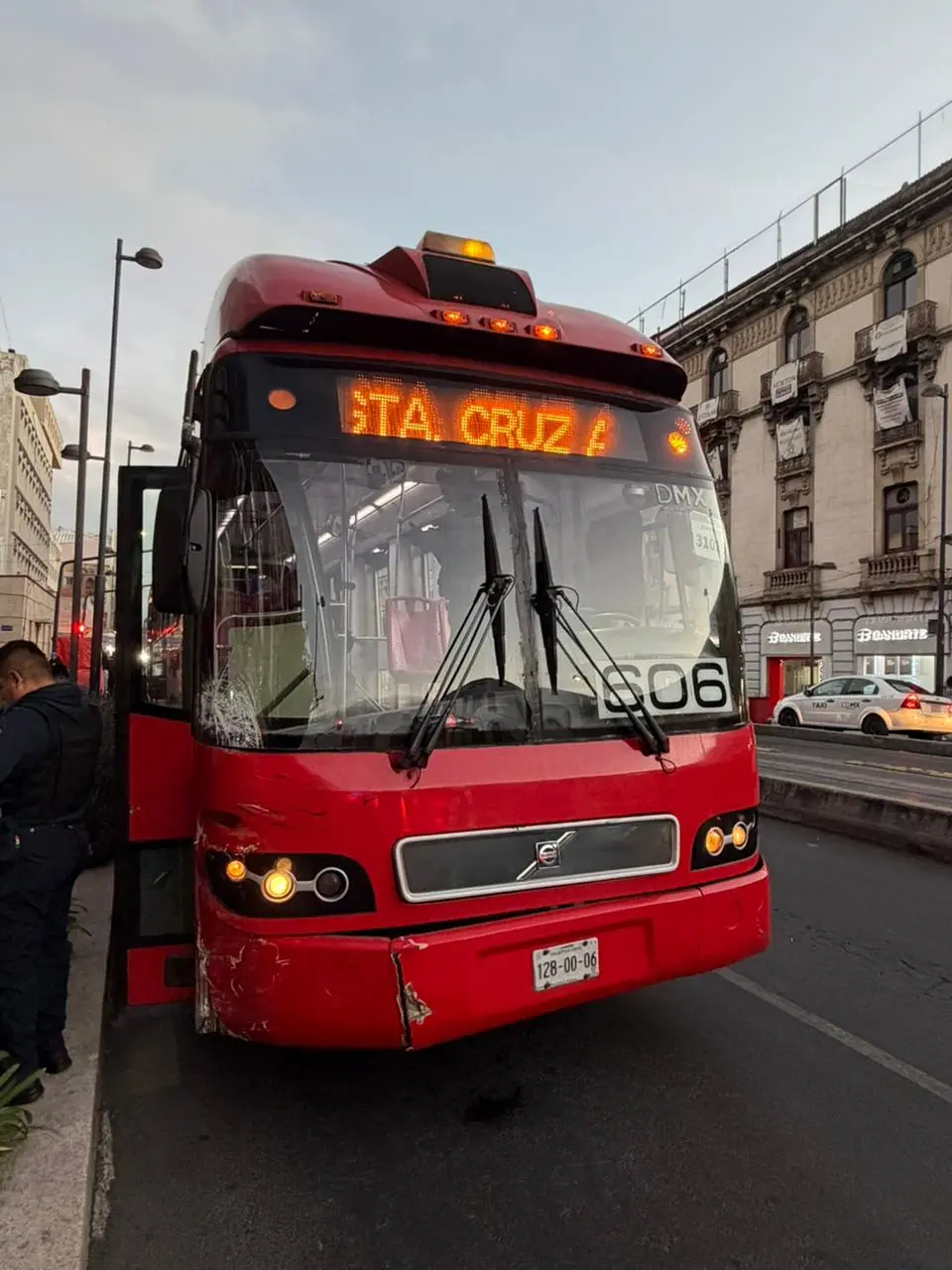 La unidad de Metrobús trató de maniobrar para evitar una tragedia tras el impacto con camioneta. Foto: Ramón Ramírez