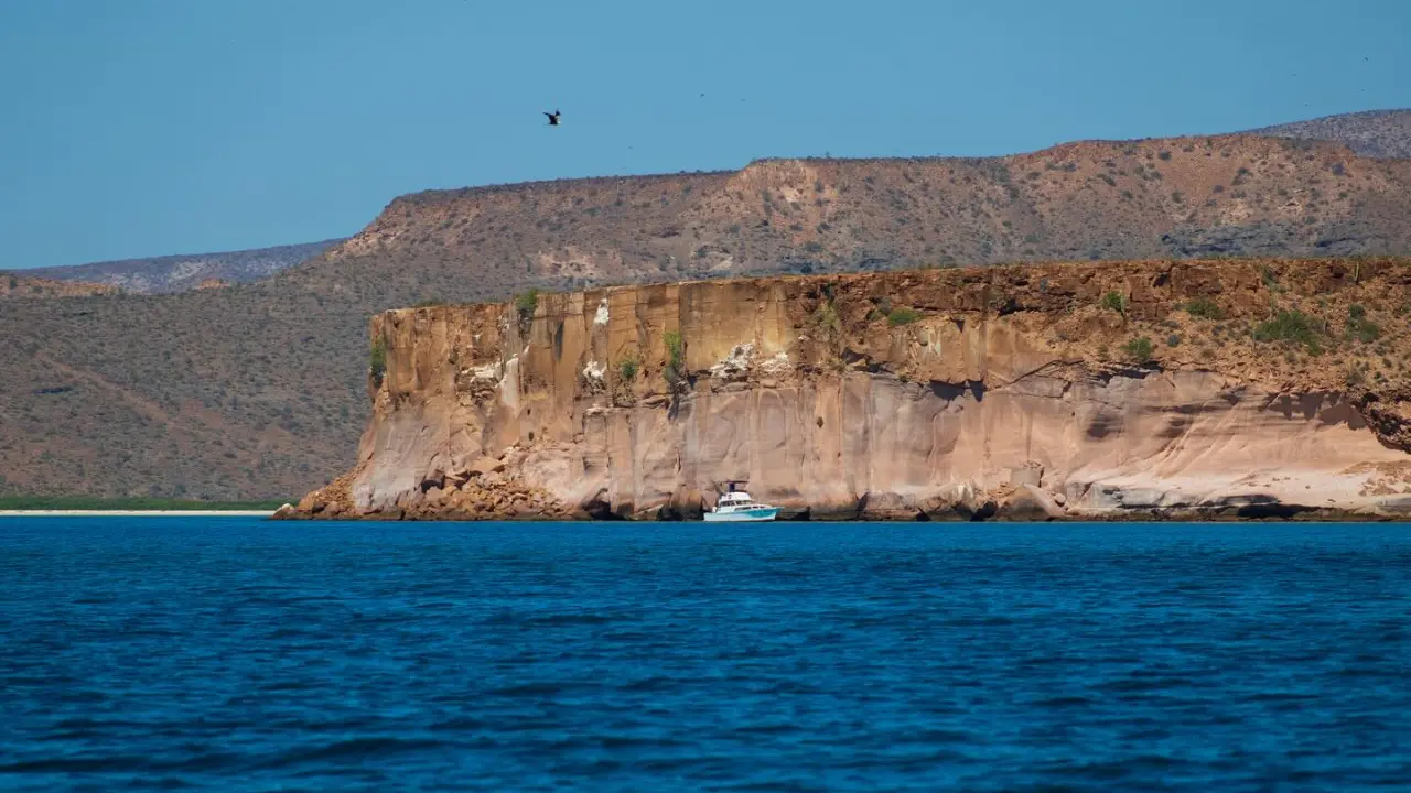 Los acantilados de toba volcánica y lava erosionada dan forma al paisaje inconfundible de la isla. Este entorno rocoso revela su origen geológico milenario. Foto: Buenamar Tours / Facebook