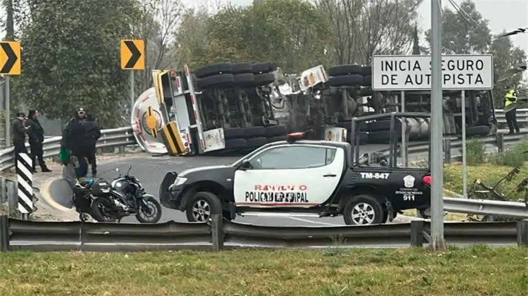 Pipa pierde el control y vuelca sobre vialidad en Edomex