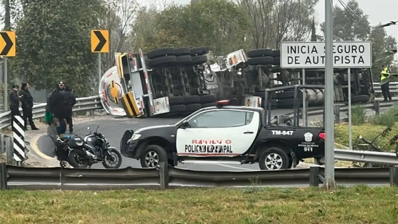 Se registró la volcadura de una pipa al incorporarse al Circuito Exterior Mexiquense en el Edomex. | Foto: Especiales