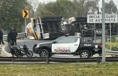 Pipa pierde el control y vuelca sobre vialidad en Edomex