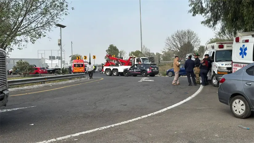 imagen recuadro Cuerpos de emergencia trabajan en la zona para remover la unidad. | Foto: Especiales