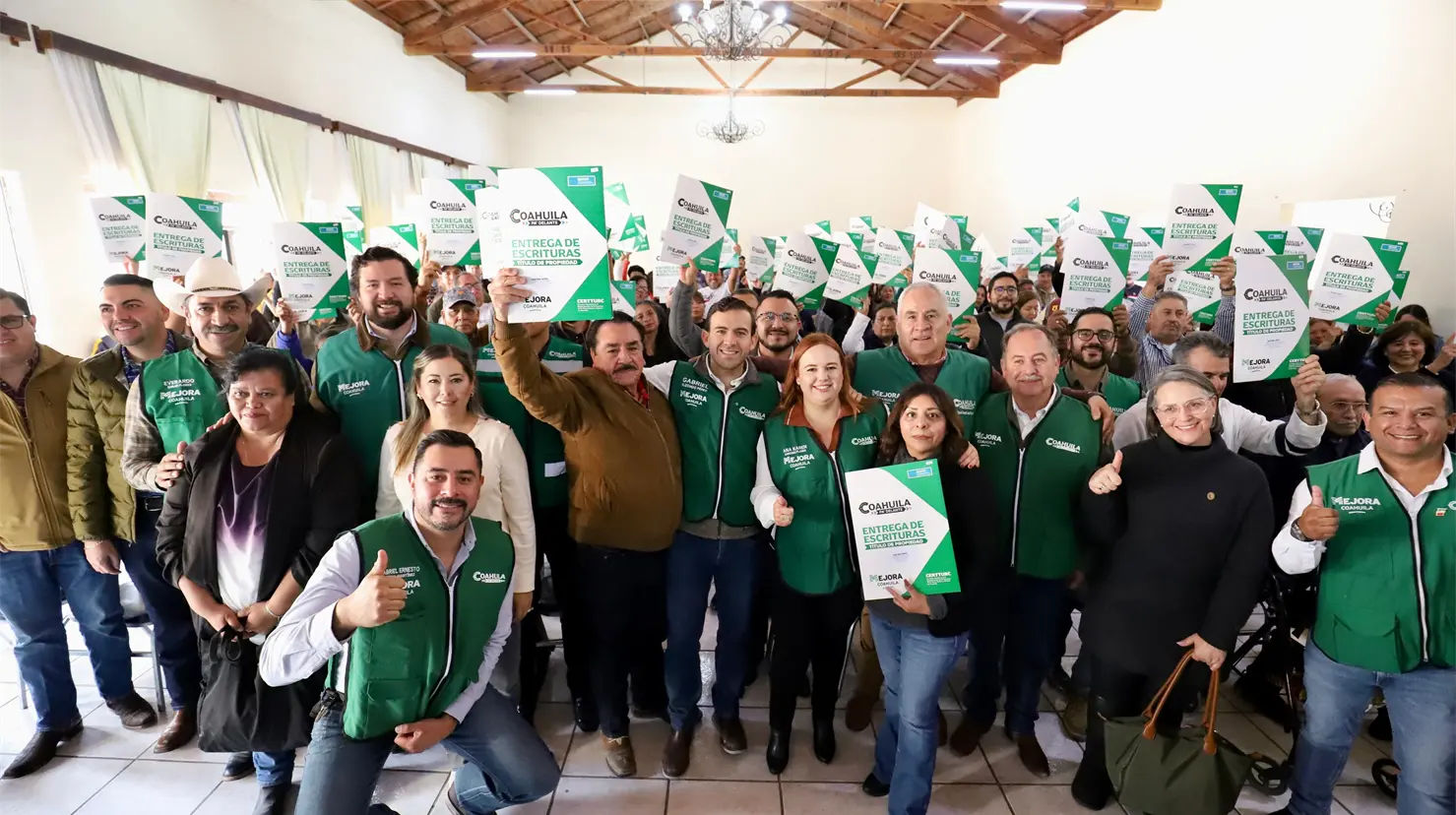 Beneficiarios del programa de Mejora Coahuila junto a las escrituras. (Mejora Coahuila)