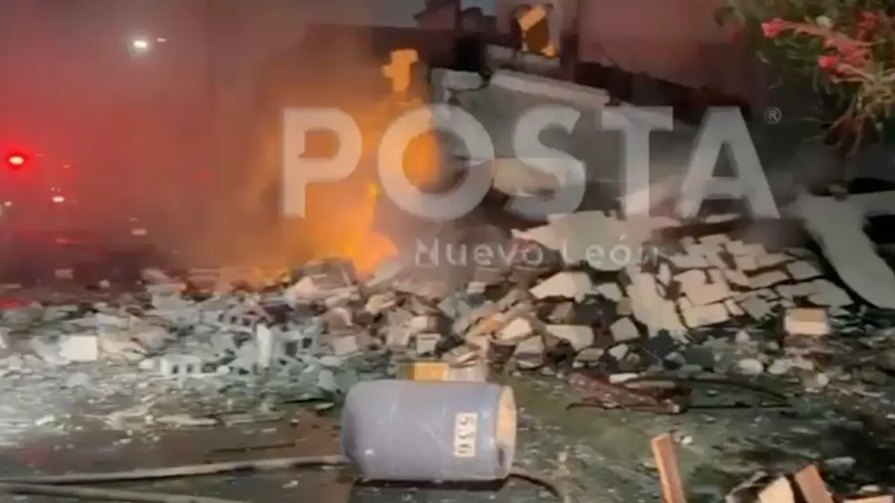 Tras sofocar gran parte del incendio inicial, vecinos comenzaron a reportar un penetrante olor a gas en diversas calles de la colonia. Foto: POSTA..