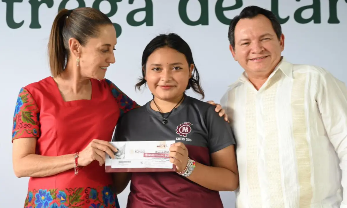 Claudia Sheinbaum entrega beca a estudiante yucateca junto a Joaquín Díaz Mena Foto: Presidencia de México