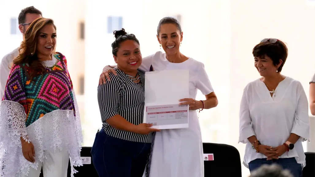 Claudia Sheinbaum entrega 225 viviendas nuevas y libera hipotecas en Playa del Carmen, Quintana Roo