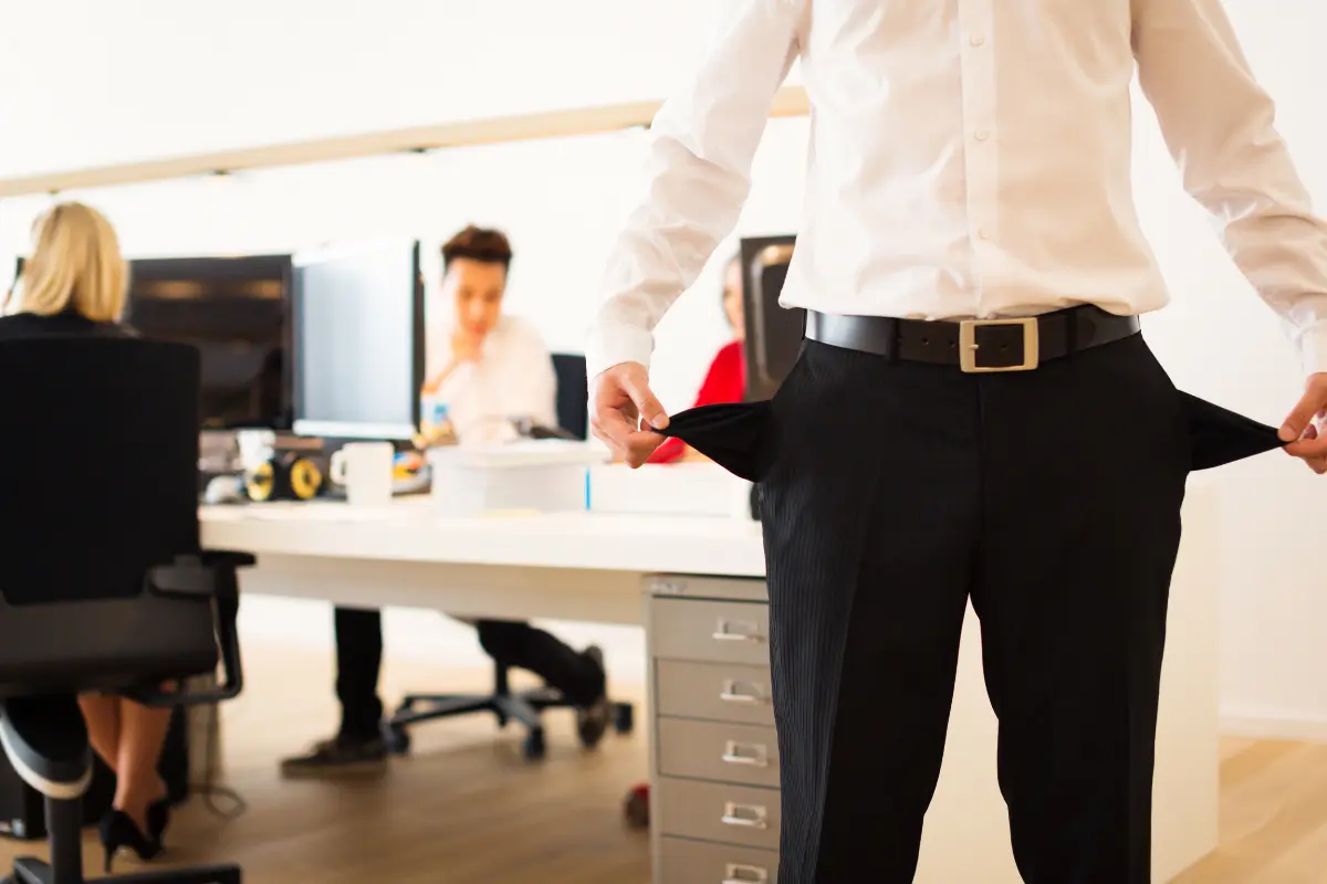 ¡Cuida tus ahorros! La Condusef alerta de 3 enemigos que podrían dejarte sin dinero este diciembre. Foto: Canva