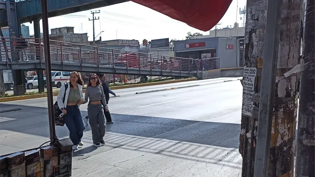 ¿Puente peatonal en Ecatepec está en riesgo de caer? Usuarios reportan un hoyo en la estructura