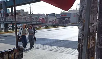¿Puente peatonal en Ecatepec está en riesgo de caer? Usuarios reportan un hoyo en la estructura