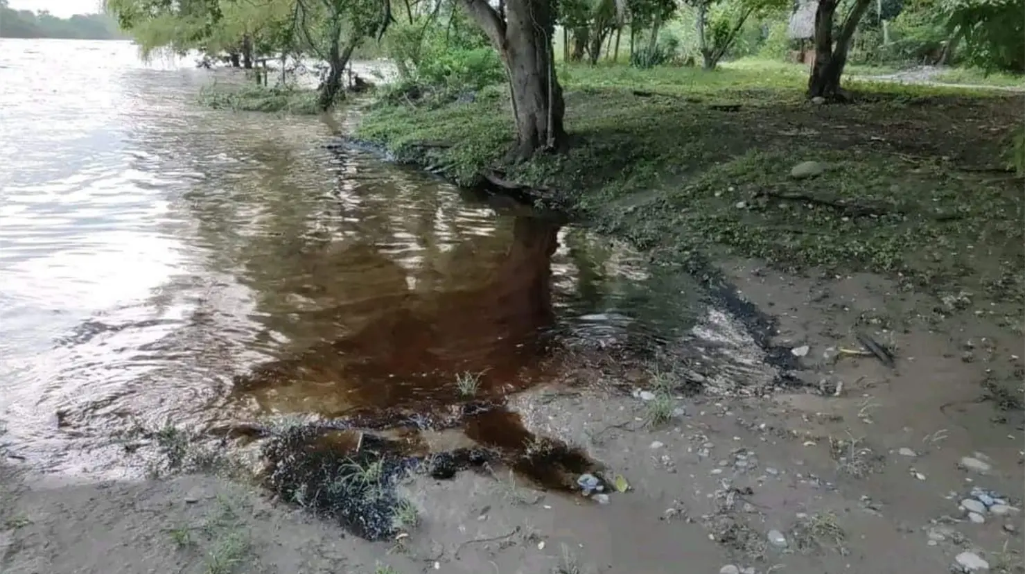 Nuevo derrame de hidrocarburo en el río Cazones deja sin agua potable a Poza Rica. Foto: Redes sociales