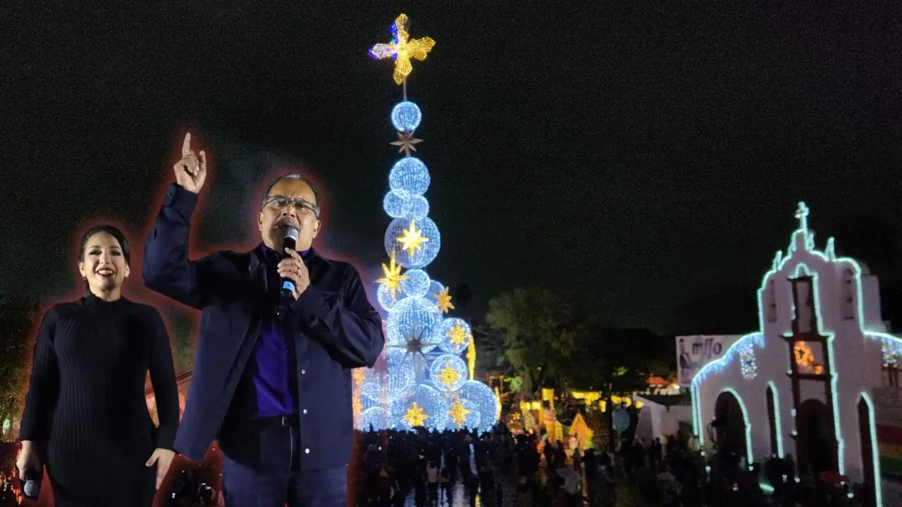 El Alcalde invitó a las familias a disfrutar de la Villa Navideña instalada en la Plaza Principal Foto: Gobierno de Escobedo
