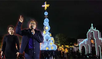 Andrés Mijes da inicio a la Navidad con el encendido del pino en Escobedo