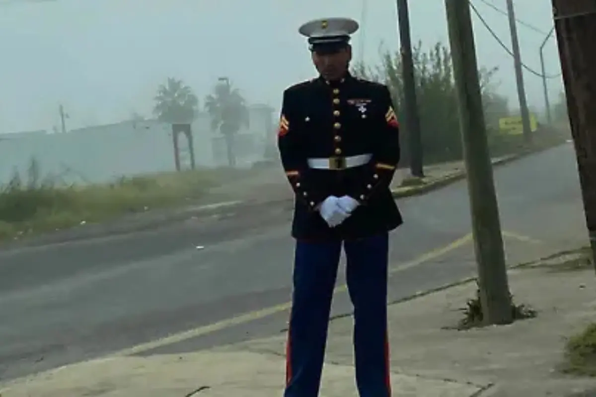 Aunque en esta ocasión no llevó flores, sí llevó algo más fuerte: su fe en que este podría ser el día en que Cecilia reaparezca. Foto: Redes