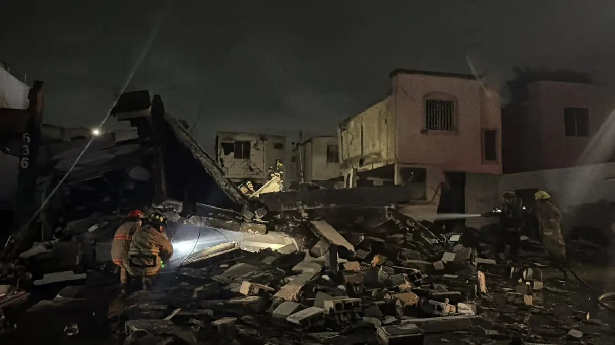 Una explosión a causa de pirotecnia almacenada dejó como saldo 3 muertos, 6 lesionados y cuantiosos daños materiales en la colonia Los Olmos, del municipio de Pesquería, Nuevo León. Foto: Protección Civil de Nuevo León