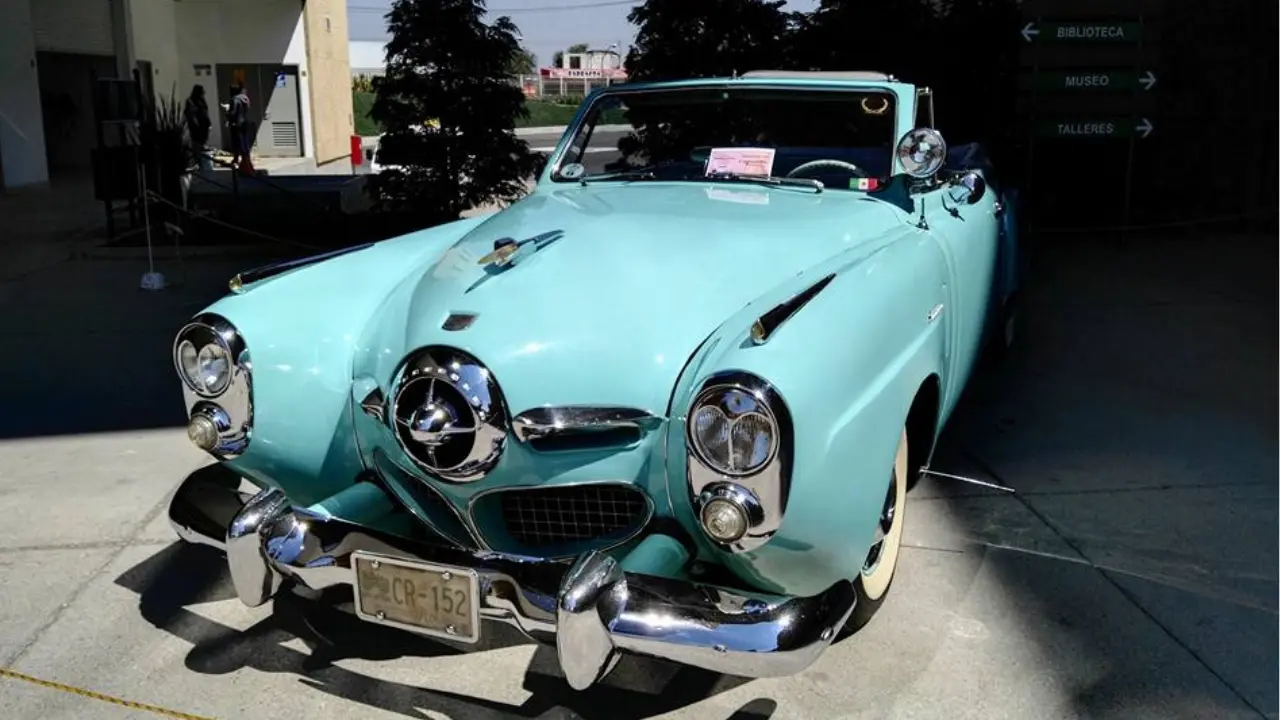 Exposición Nostalgia autos antiguos y clásicos en el CCMB, 2017. Foto: FB/Centro Cultural Mexiquense Bicentenario (Canva)