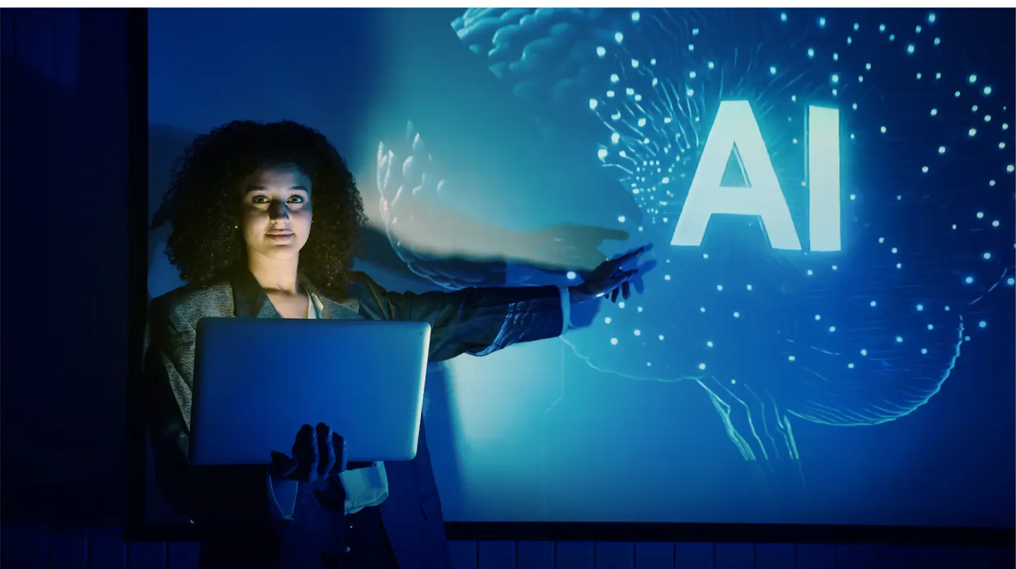 La Inteligencia Artificial es una buena herramienta laboral, pero también es aprovechada por los delincuentes. | Foto: Canva.