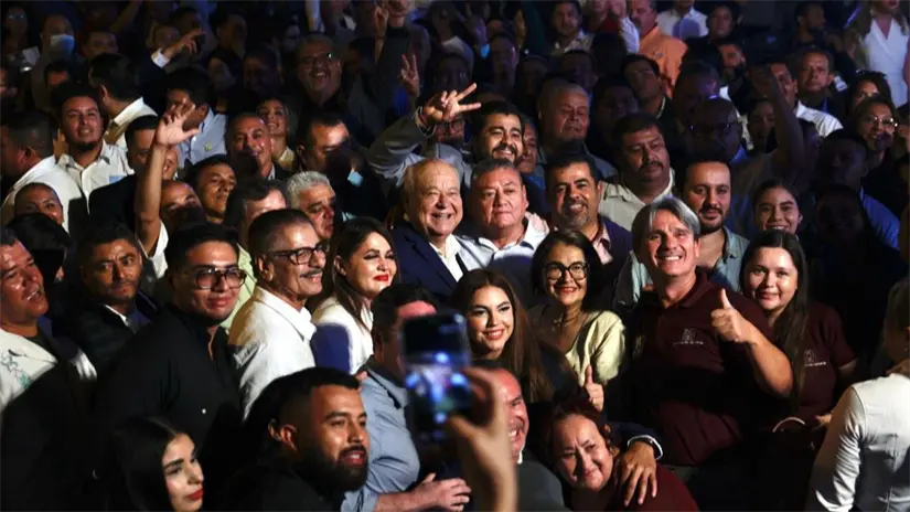 El gobernador Víctor Manuel Castro Cosío convivió con asistentes tras su Cuarto Encuentro Ciudadano en San José del Cabo. Foto: Víctor Manuel Castro Cosío / Facebook
