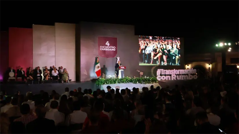 Víctor Castro Cosío emitió su mensaje ante cientos de asistentes, destacando avances en salud, obra pública y programas sociales. Foto: Víctor Castro Cosío / Facebook