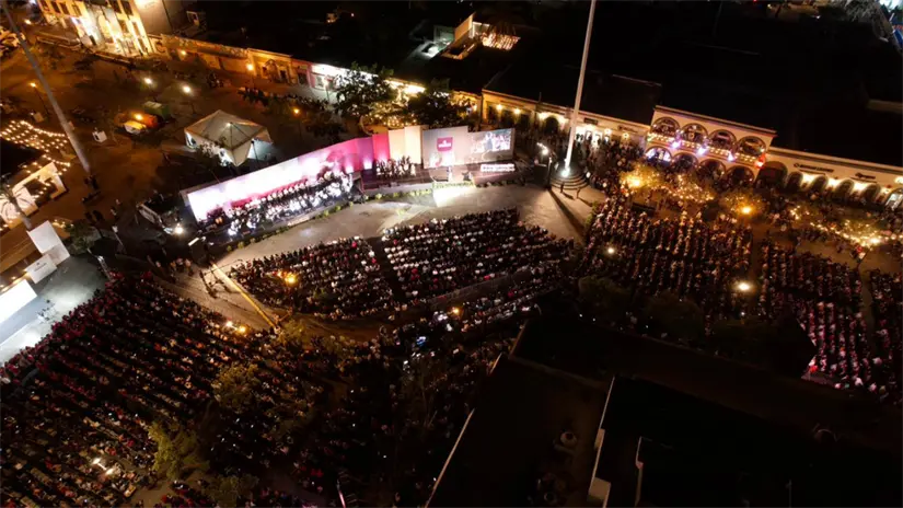 Panorámica del escenario principal durante el Cuarto Encuentro Ciudadano, realizado en la plaza Antonio Mijares. Foto Víctor Castro Cosío / Facebook