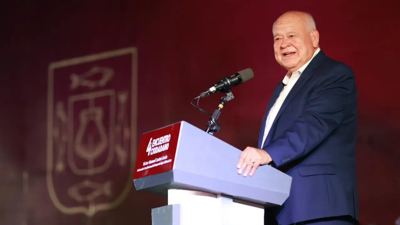 Víctor Castro Cosío emitió su mensaje ante cientos de asistentes, destacando avances en salud, obra pública y programas sociales. Foto: Víctor Castro Cosío / Facebook