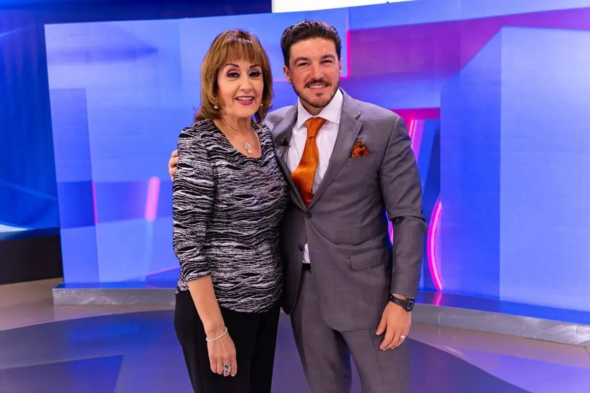 El gobernador de Nuevo León, Samuel García Sepúlveda, junto a la periodista María Julia Lafuente. Foto: Facebook Samuel García