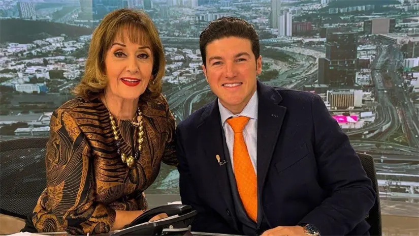 El gobernador de Nuevo León, Samuel García, junto a la periodista María Julia Lafuente, en una emisión del noticiero. Foto: Facebook Samuel García