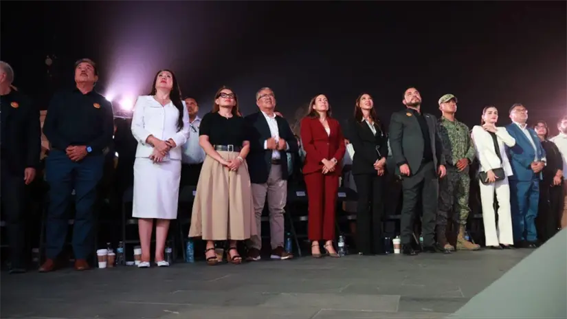 Funcionariado estatal y representantes de los cinco municipios durante la presentación del informe en la plaza Antonio Mijares. Foto: Víctor Manuel Castro Cosío / Facebook