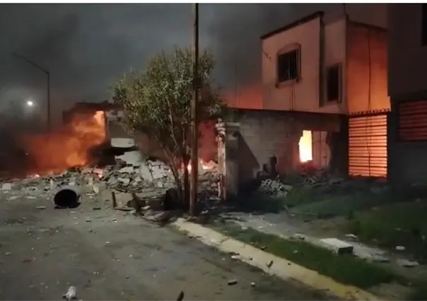 VIDEO I Se incendia casa en Pesquer&iacute;a, Nuevo Le&oacute;n; reportan explosi&oacute;n de pirotecnia
