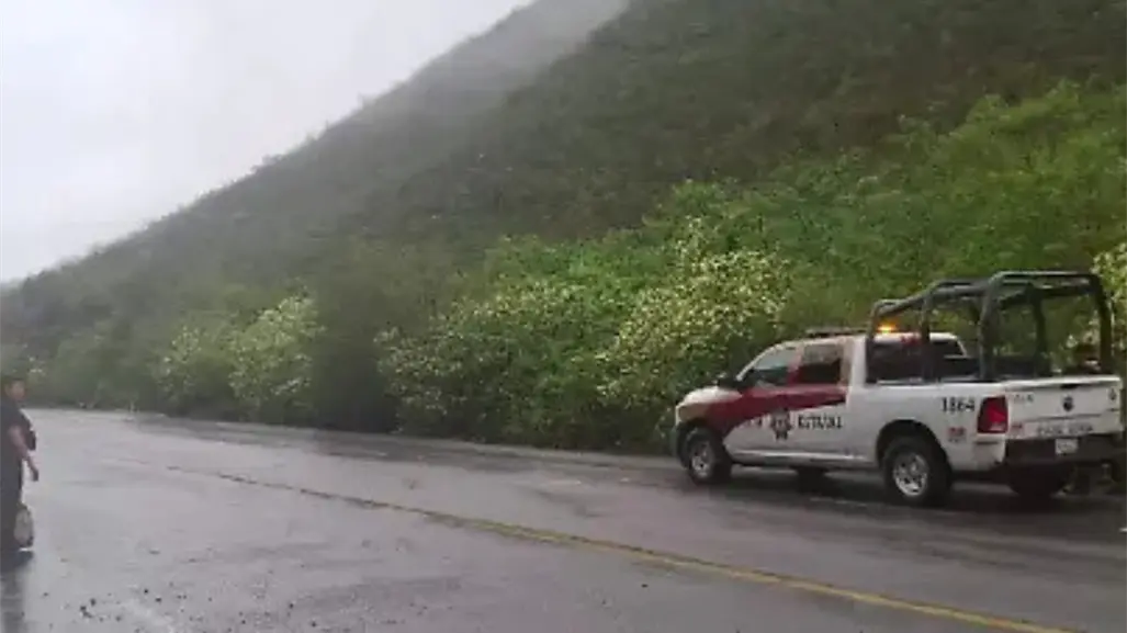 Se accidentan sobre la carretera Victoria-Valles y al revisarlos les descubren contrabando de armas