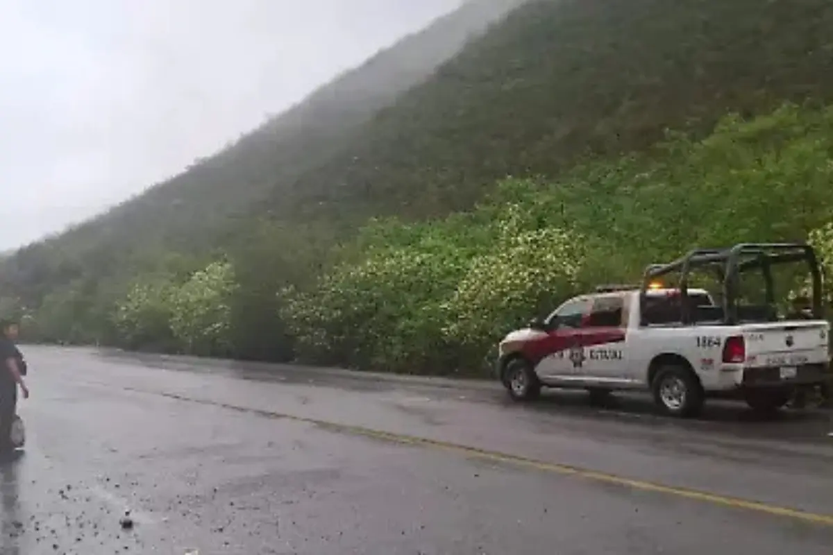 El percance ocurrió sobre la carretera Ciudad Valles–Ciudad Victoria, donde una camioneta gris salió del camino a la altura del Ejido Quintero. Foto: Protección Civil