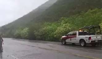 Se accidentan sobre la carretera Victoria-Valles y al revisarlos les descubren contrabando de armas